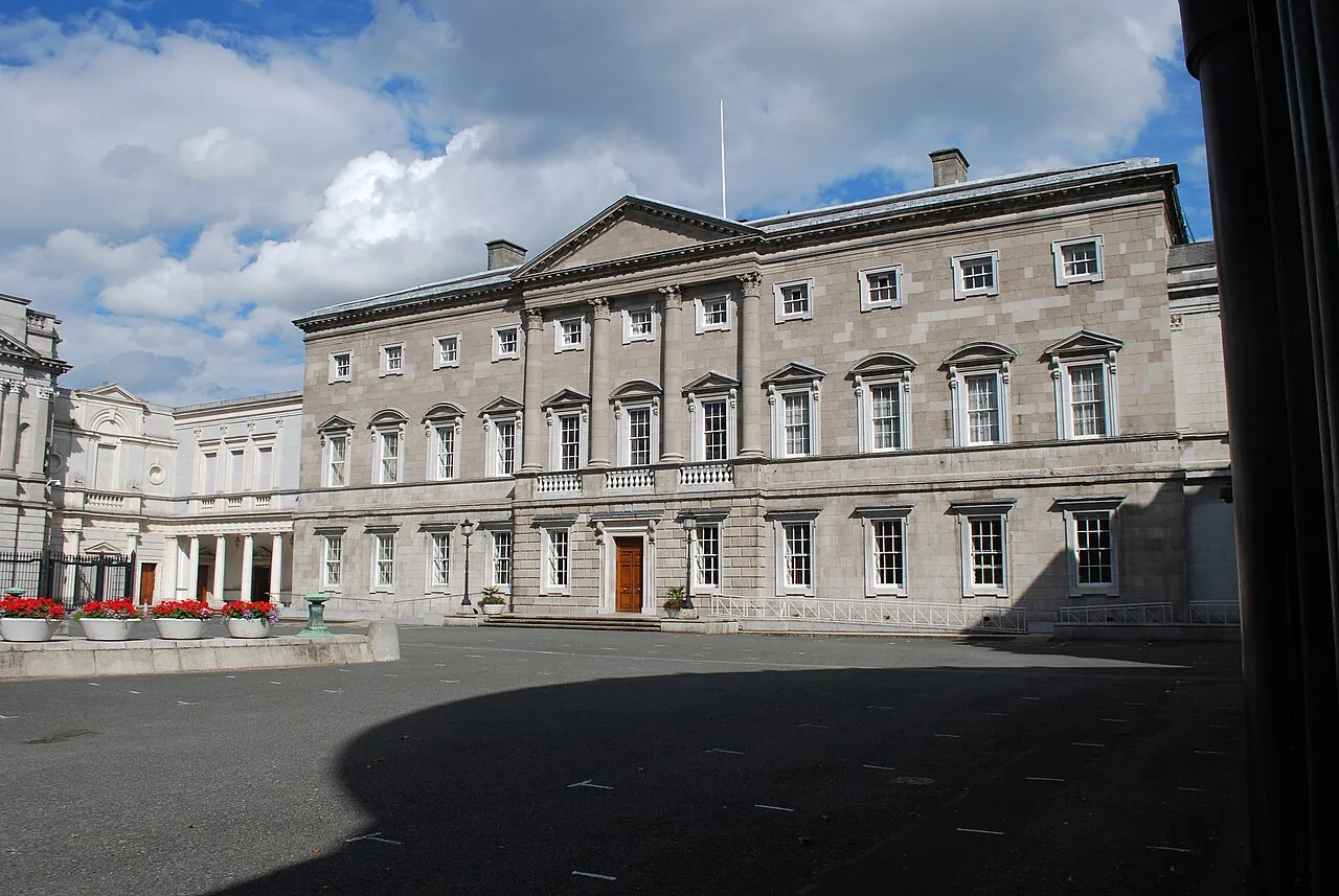 Leinster House in Dublin, zetel van het Oireachtas waar Begroting 2027 wordt gepresenteerd.