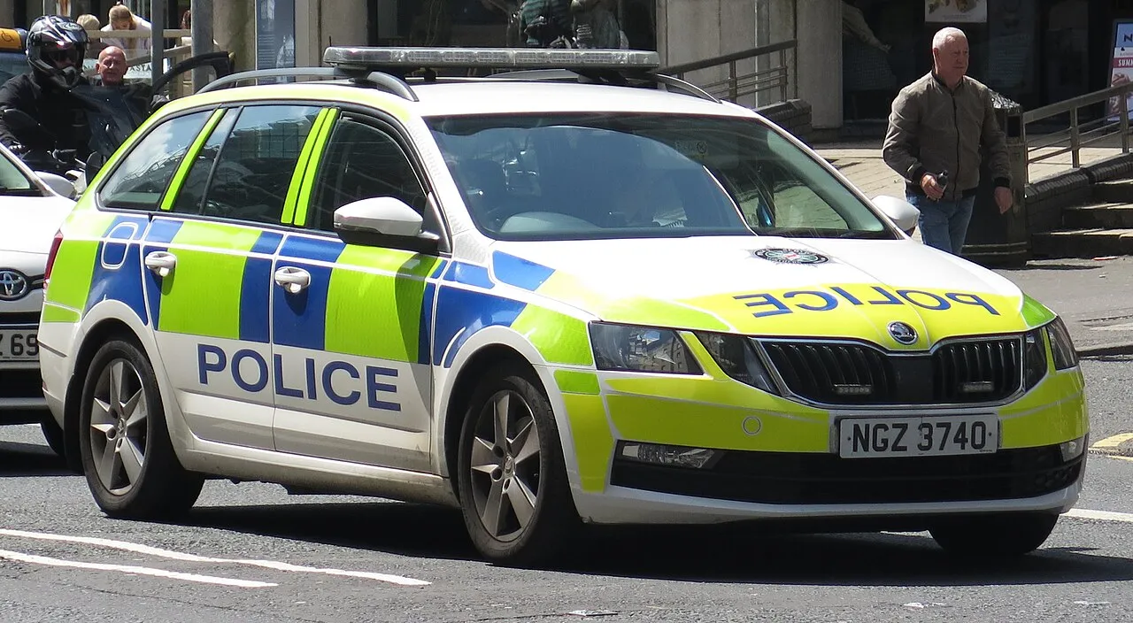 Een surveillancewagen van de Police Service of Northern Ireland (PSNI) in Belfast.