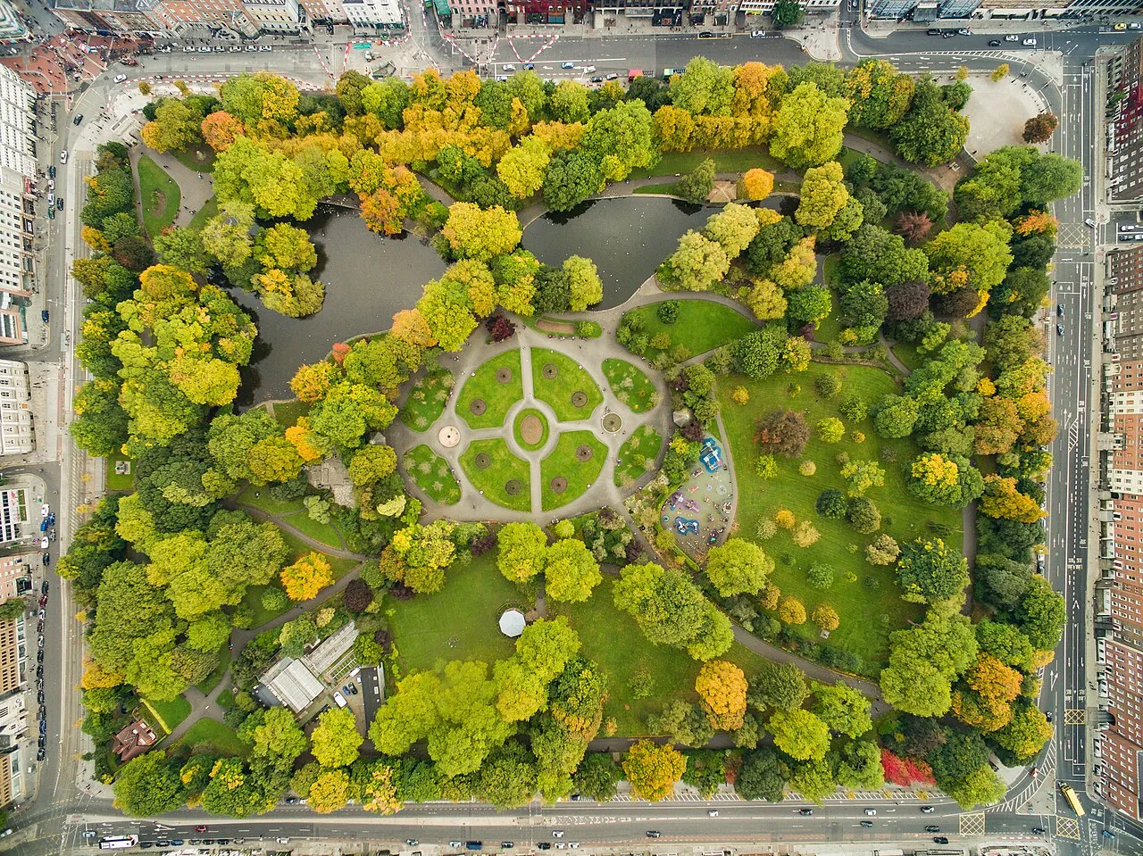 Luchtfoto van St Stephen's Green in het centrum van Dublin, de stad waar migranten het sterkst geconcentreerd zijn.