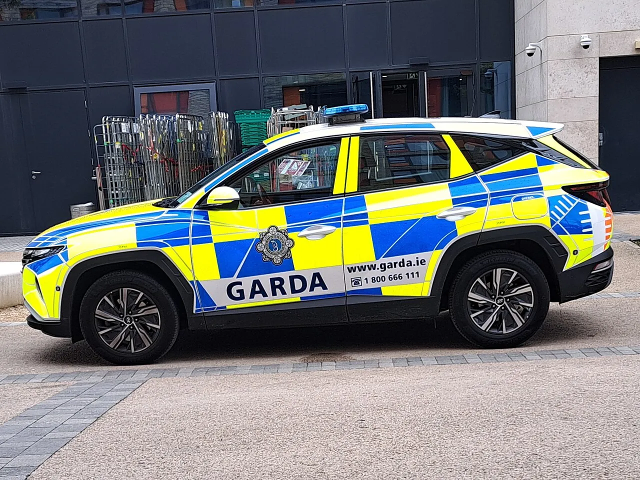 Een patrouillewagen van de Ierse politie, An Garda Síochána, met de karakteristieke Battenburg-markering.