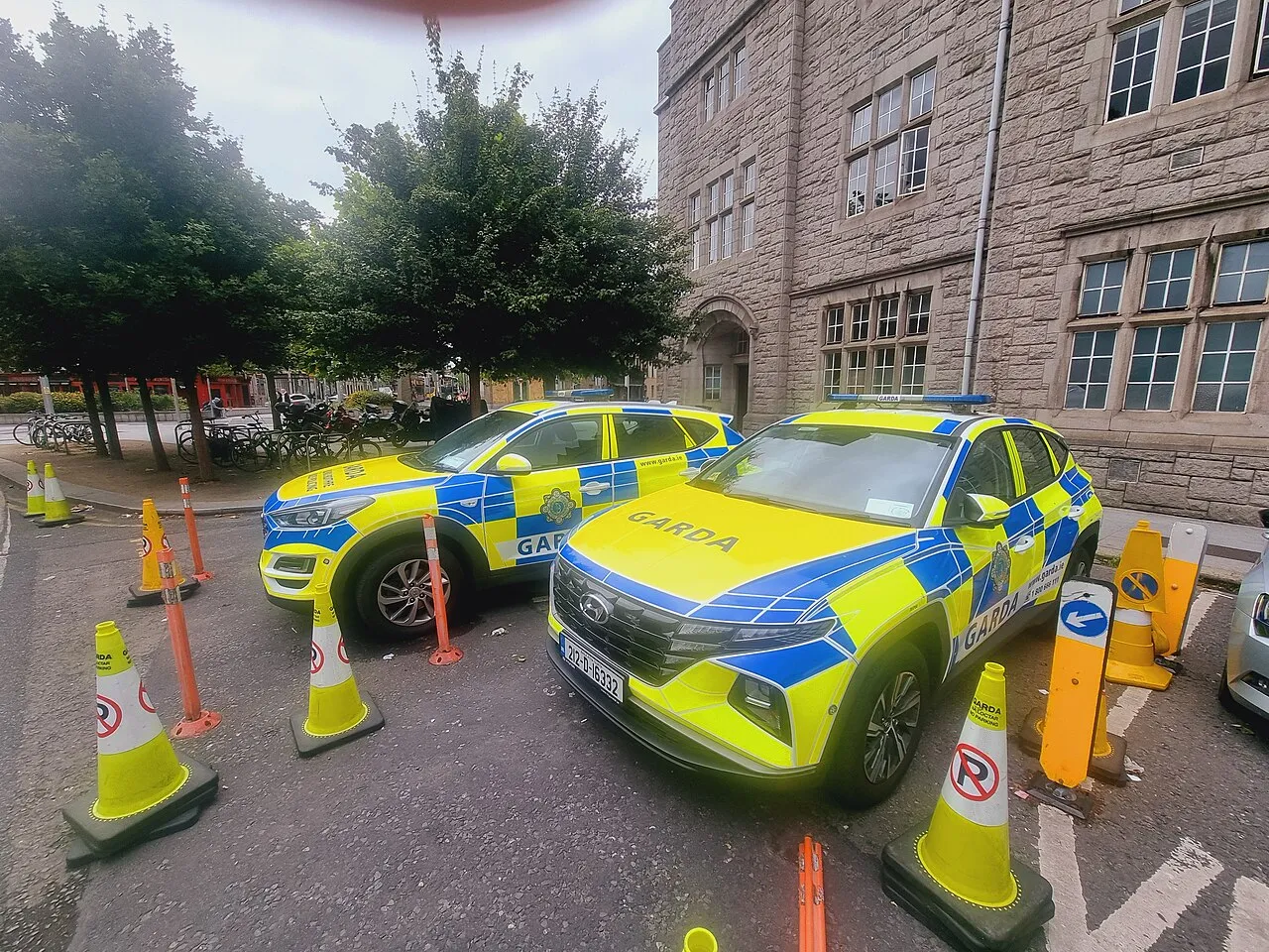 Een politieauto van An Garda Síochána, de Ierse politie.
