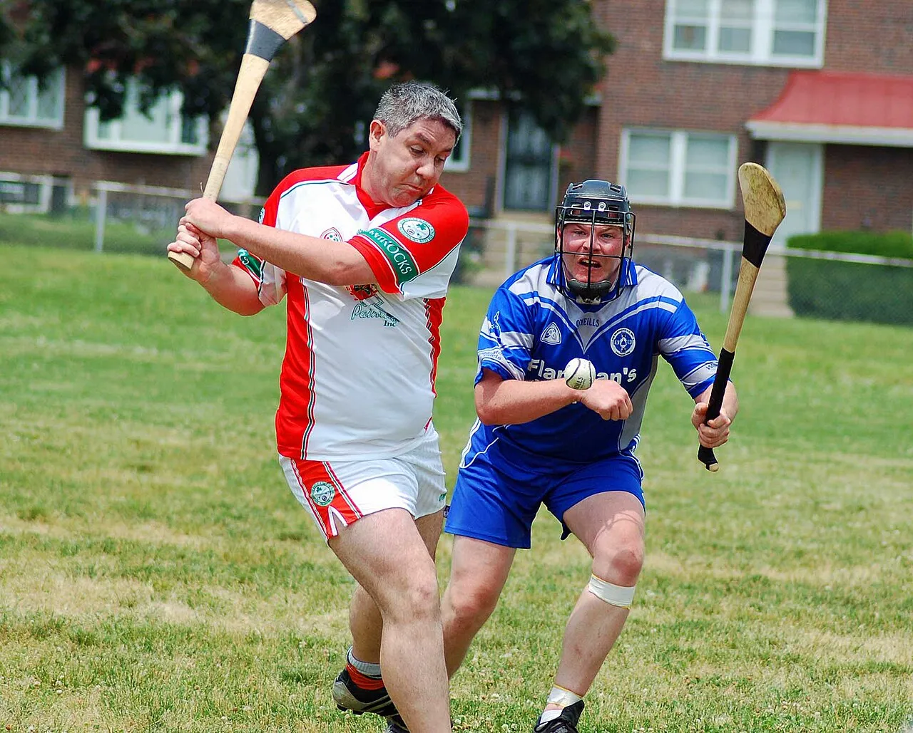 Een speler slaat tijdens een hurlingwedstrijd, de sport waarbij de Corkse tiener Fionn Barrett zijn dijbeen brak.