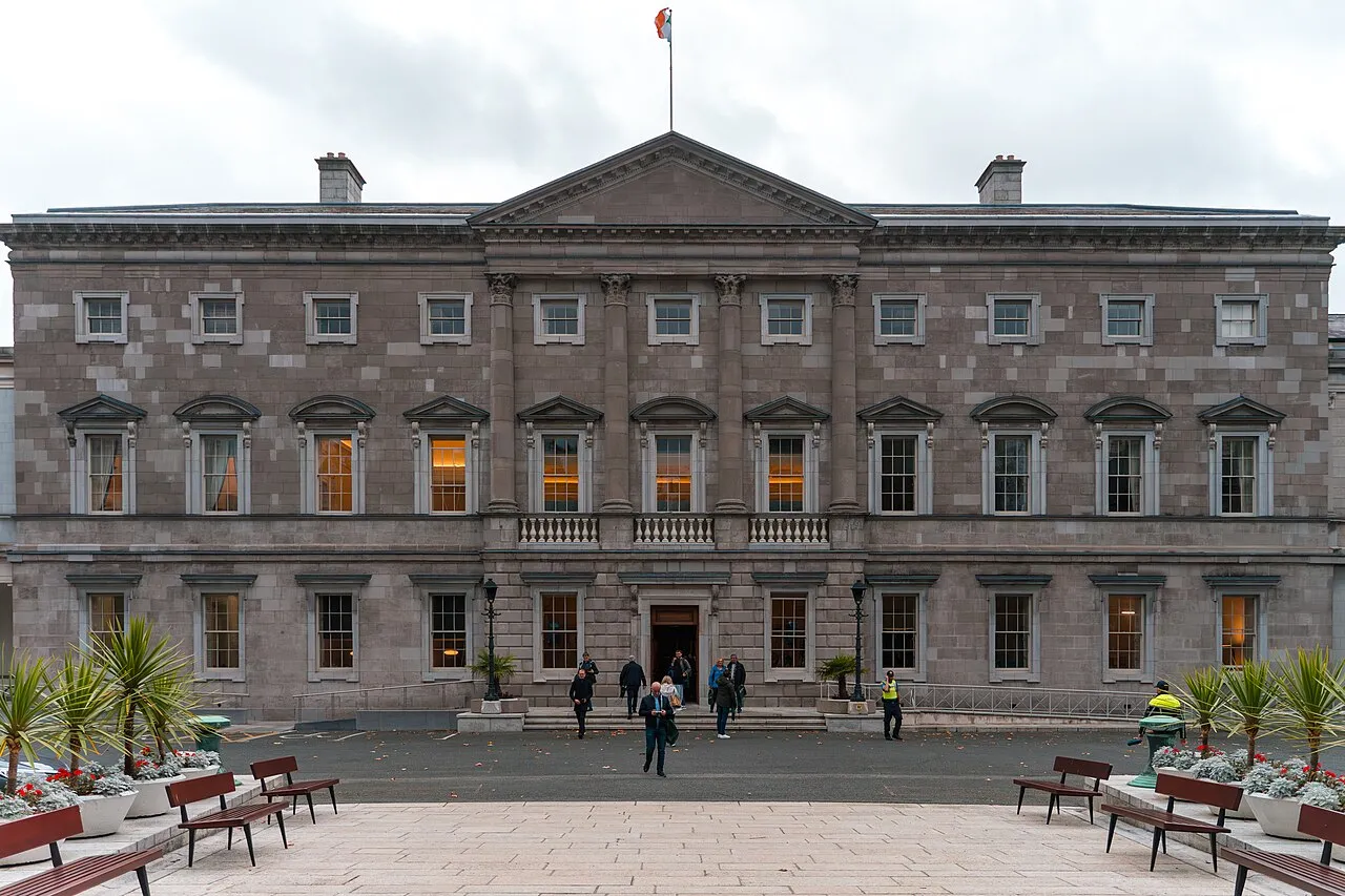 Voorgevel van Leinster House in Dublin, zetel van de Oireachtas, waar de loononderhandelingen in de openbare sector werden besproken.