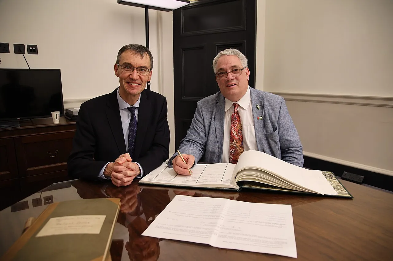 Aengus Ó Snodaigh TD tekent het Dáil-rolboek, december 2024