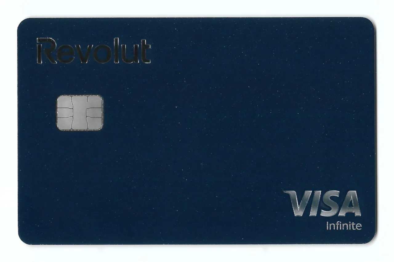 Voorkant van een Revolut Visa Infinite-bankpas in middernachtblauw.