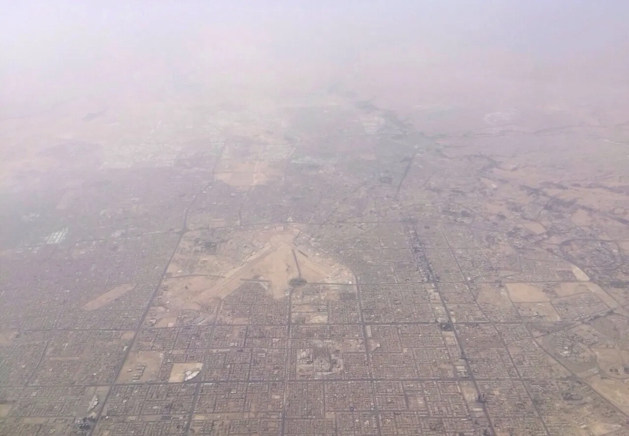 Luchtfoto van King Khalid International Airport in Riyadh, de luchthaven die werd getroffen bij de aanval.