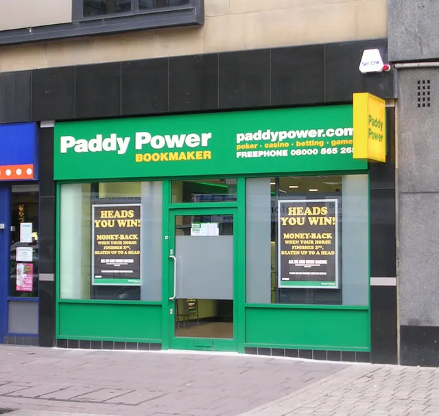 Een Paddy Power-winkel, het wedkantoormerk van Flutter Entertainment dat 1.400 banen schrapt.