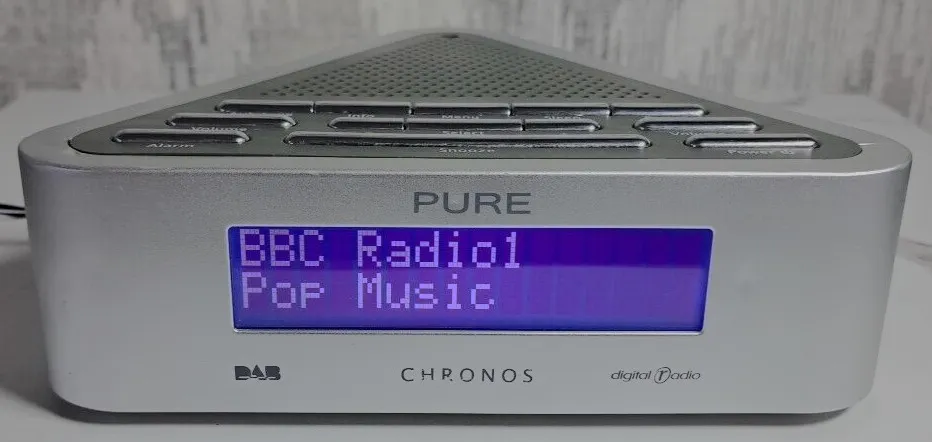 Een wekkerradio op het nachtkastje, zoals je bijzet als de klok teruggaat