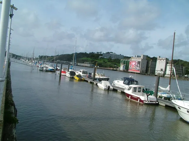 De jachthaven van Waterford City en de rivier Suir, de stad waar de dodelijke brand plaatsvond.